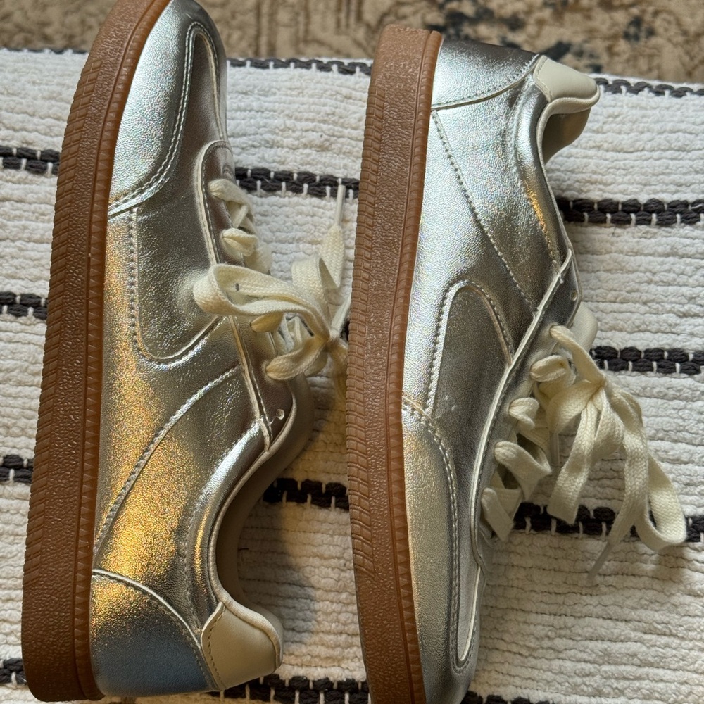 No Boundaries Silver Sneakers - Picture 5 of 6